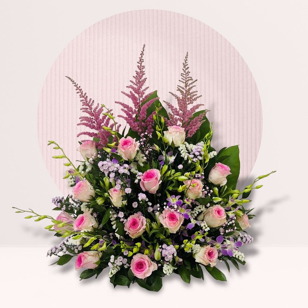 5 Table centrepiece with pink roses and lavender flowers.