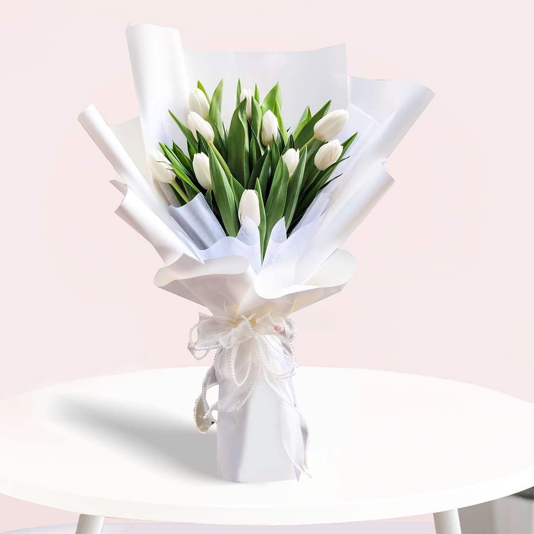 01 Fresh 10 white tulip bouquet with green leaves in elegant white wrapping