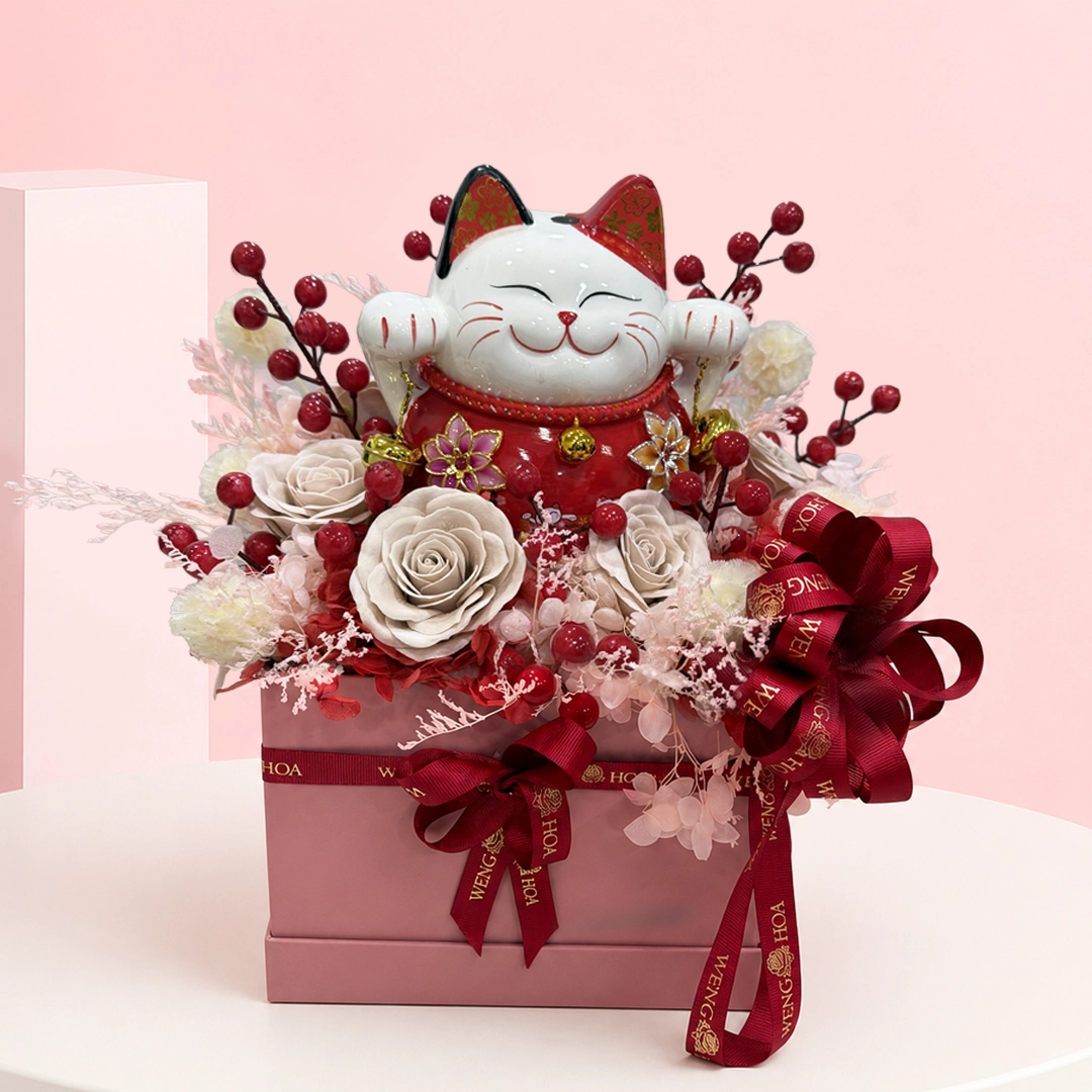 lucky-cat-dry-flowers-bloom-box Lucky Cat Dry Flowers Bloom Box featuring a decorative lucky cat arrangement accented with elegant soap flowers and preserved dry flowers in a stylish gift box.