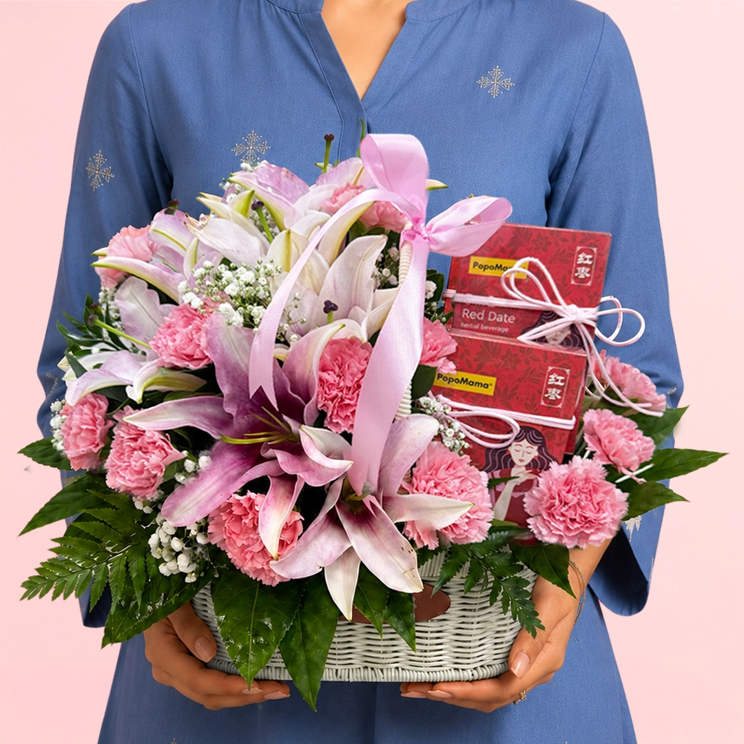 red-date-drink-flowers-for-her PopoMama Women's Gift Hamper featuring fresh lilies, carnations, baby’s breath, and PopoMama 5 in 1 Red Date Beverage beautifully arranged in an elegant gift basket.