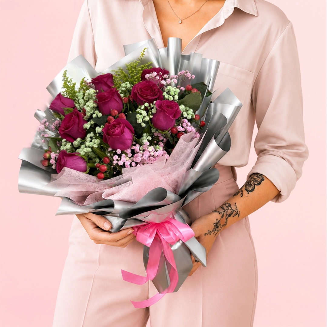 royal-pink-rose-bouquet Royal Pink Rose Bouquet featuring deep pink roses, hypericum berries, and delicate gypsophila arranged in an elegant and luxurious floral design.