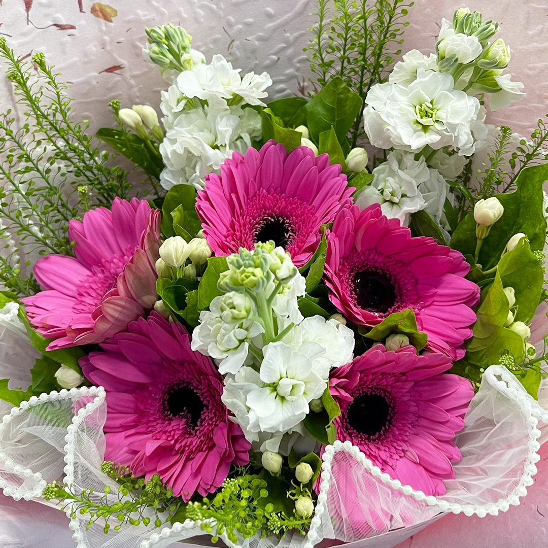 pink-gerbera-and-ferrero-bouquet_04