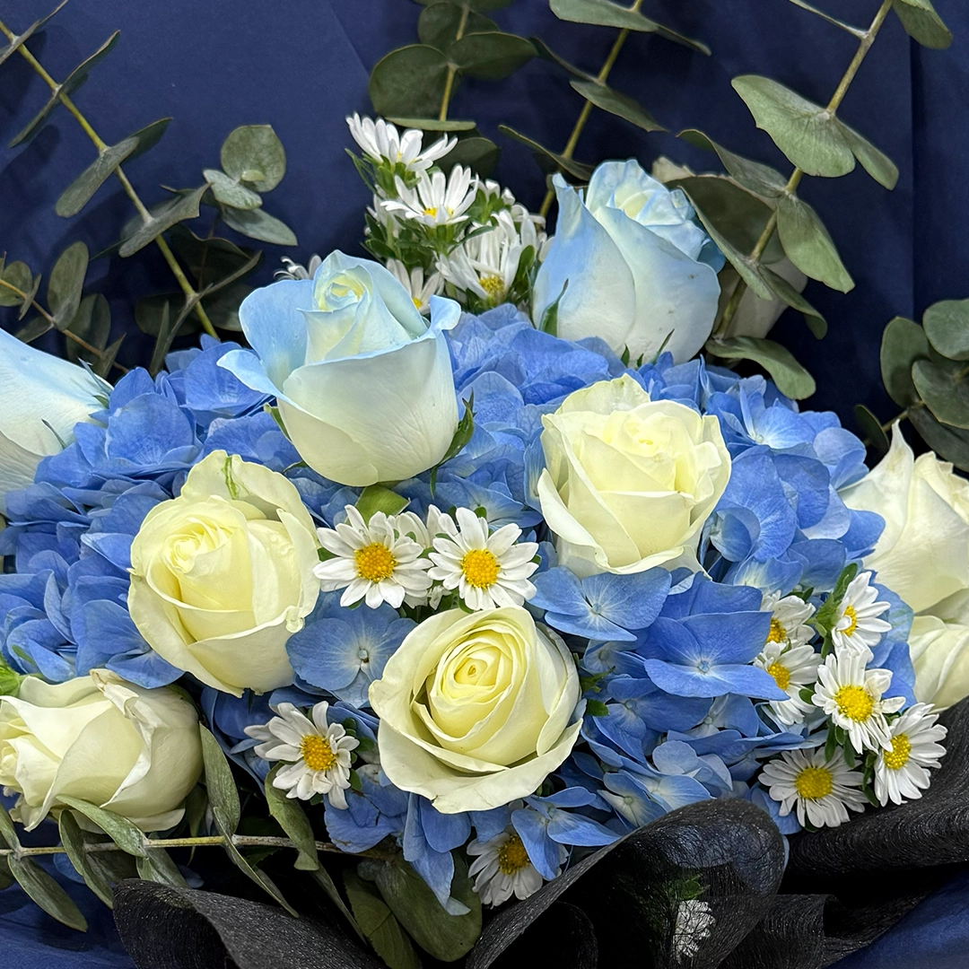 blue-hydrangea-rose-bouquet_005