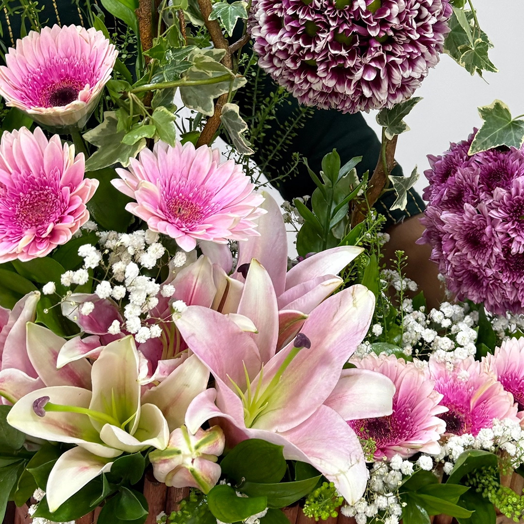 purple-chrysanthemum-gerbera-basket_05